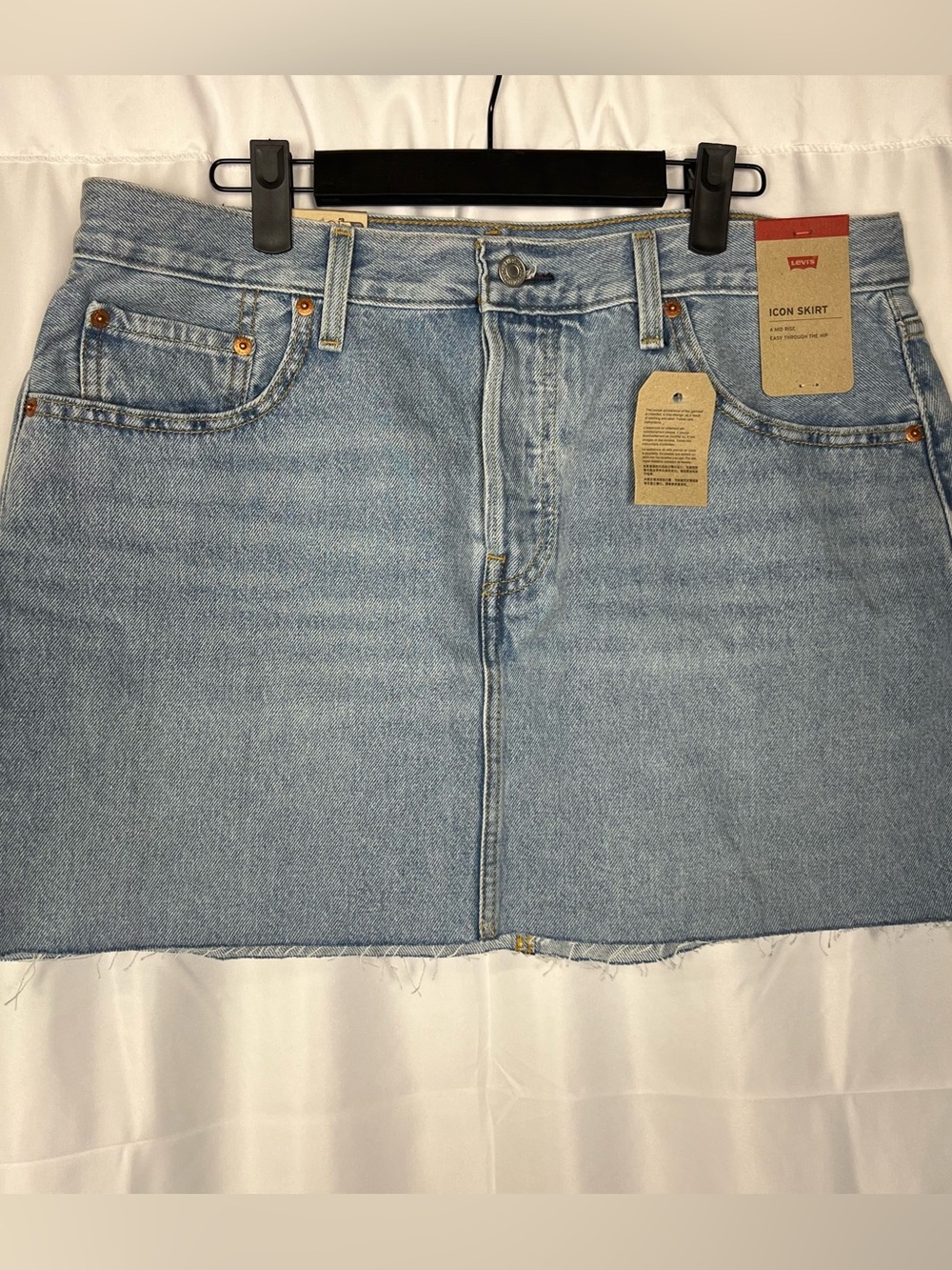 NWT Levi’s Icon Denim
Skirt. Mid rise. Light wash